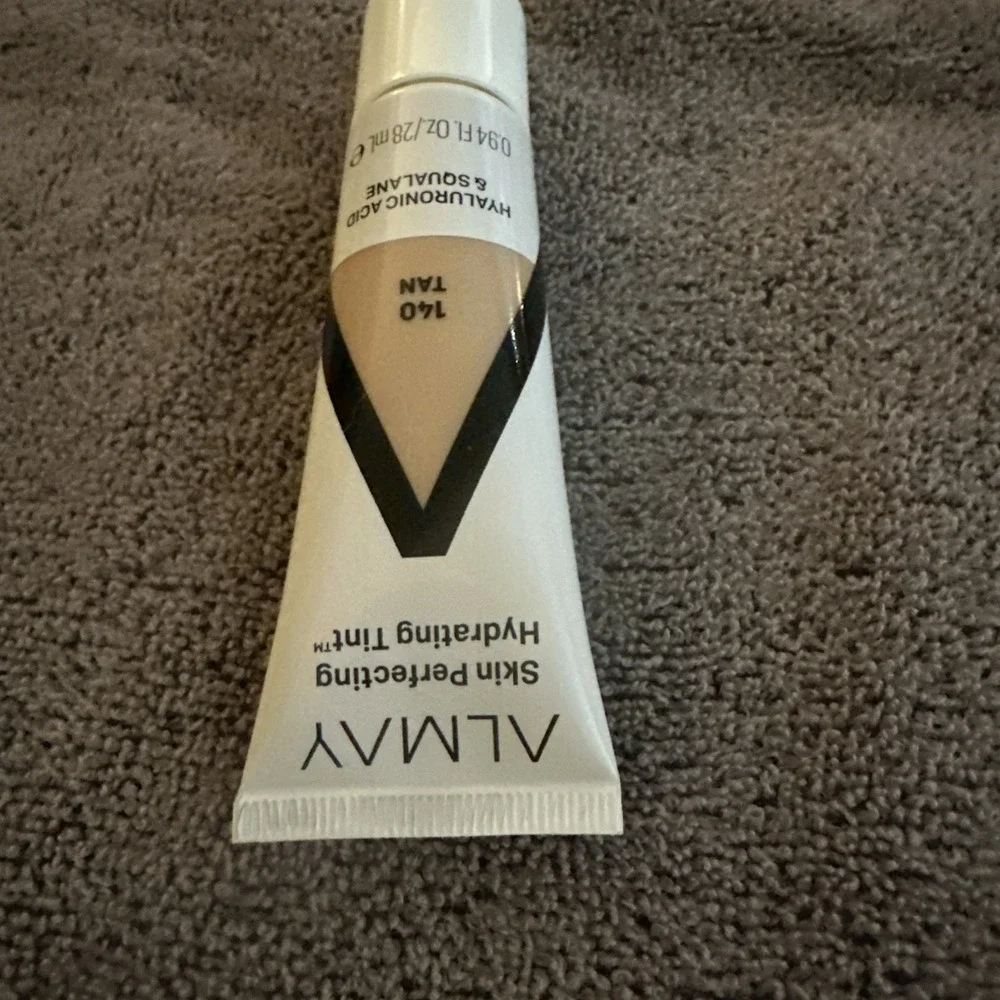 Almay Hydrating Lightweight Coverage Liquid Foundation Tint Tan 140